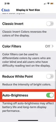 آموزش فعال کردن قابلیت روشنایی خودکار در IOS 13 :