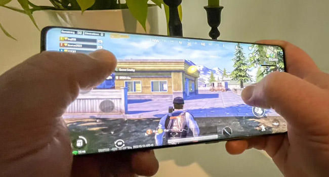 گوشی موتورولا اج پلاس 2023 در حال اجرای بازی پابجی