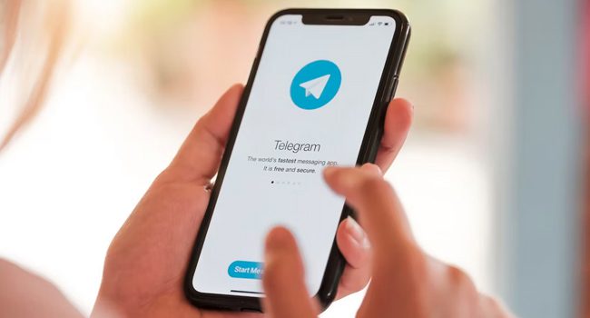 شخصی در حال استفاده از تلگرام در یک تلفن هوشمند است