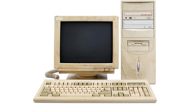 مانیتور و کیس و کیبورد قدیمی سفید رنگ